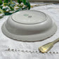 Plat creux en porcelaine vintage blanche verte Iris Moulin des Loups "Sargosse" 1950s