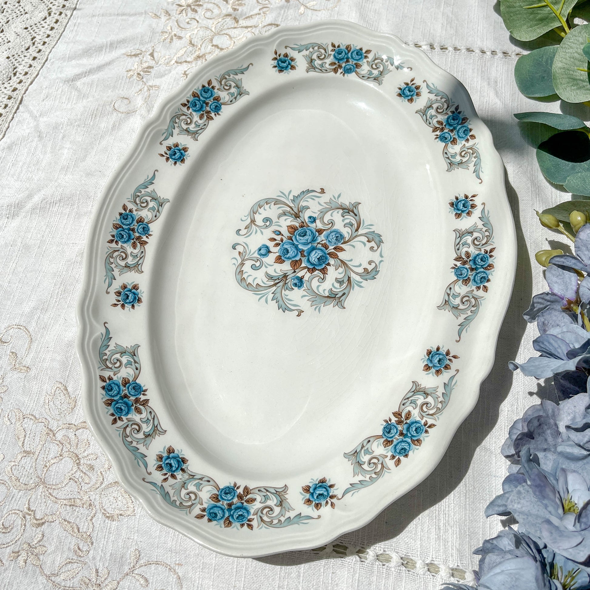 Plat oval Moulin des loups orchis sévigné motif fleuri bleu gris