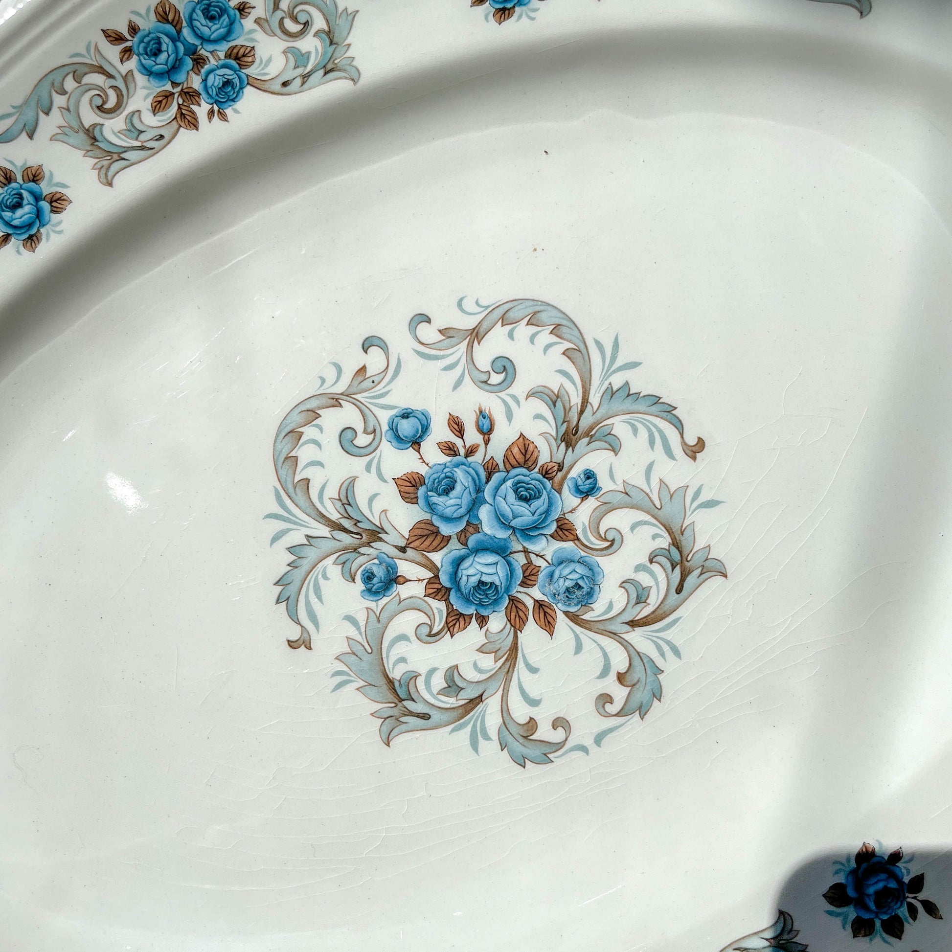 Plat oval Moulin des loups orchis sévigné motif fleuri bleu gris