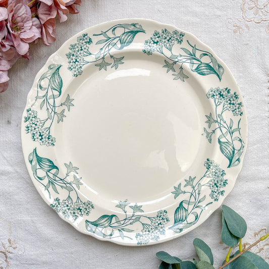 Plat rond ancien en Terre de Fer modèle "Lilas" de la manufacture Longchamp, fin XIXe siècle – Vaisselle vintage française avec décor floral bleu.