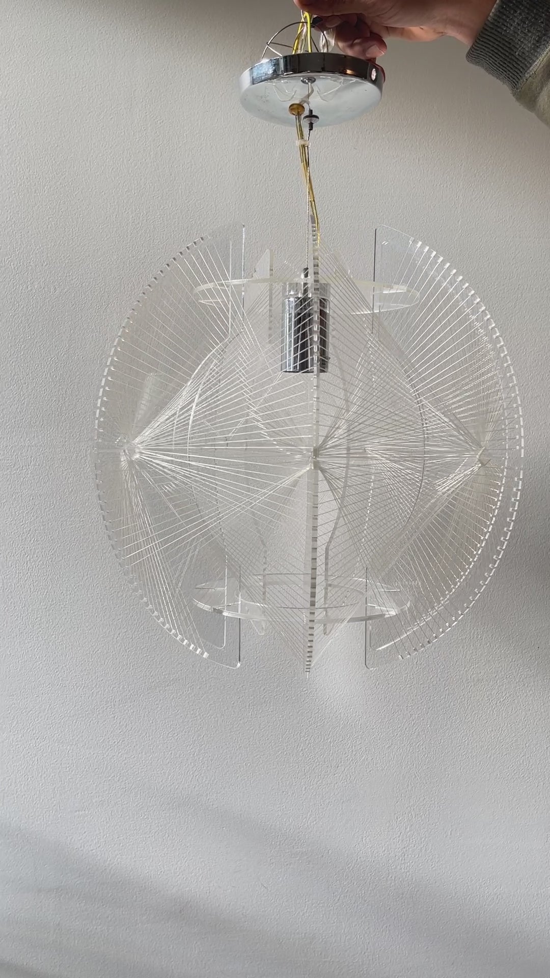 Suspension géométrique en acrylique et nylon – Lustre design