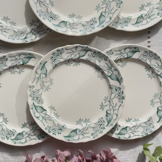 Lot de 6 assiettes plates anciennes en Terre de Fer, modèle 'Lilas' de la manufacture Longchamp – faïence blanche à décor floral bleu, France, fin XIXe siècle