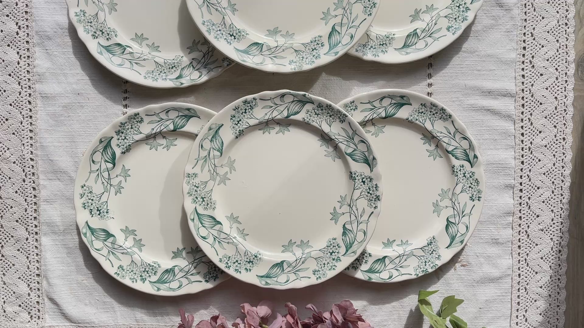 Lot de 6 assiettes plates anciennes en Terre de Fer, modèle 'Lilas' de la manufacture Longchamp – faïence blanche à décor floral bleu, France, fin XIXe siècle