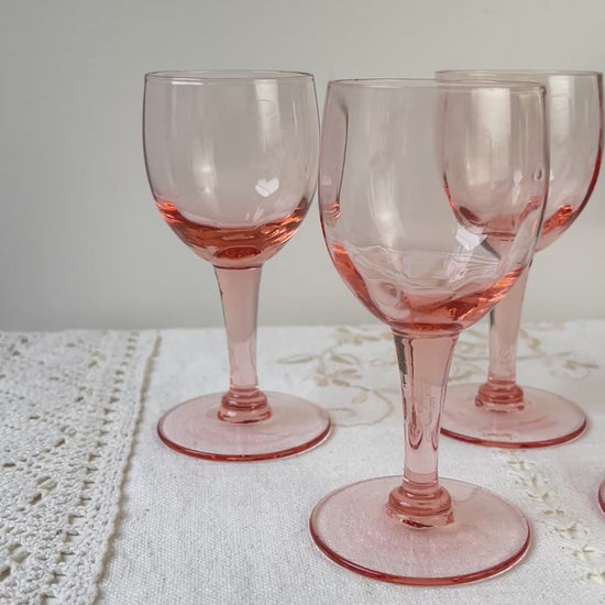 9 verres à vin blanc vintage en verre rose à facettes – Années 1950 – Élégance française