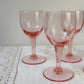 9 verres à vin blanc vintage en verre rose à facettes – Années 1950 – Élégance française