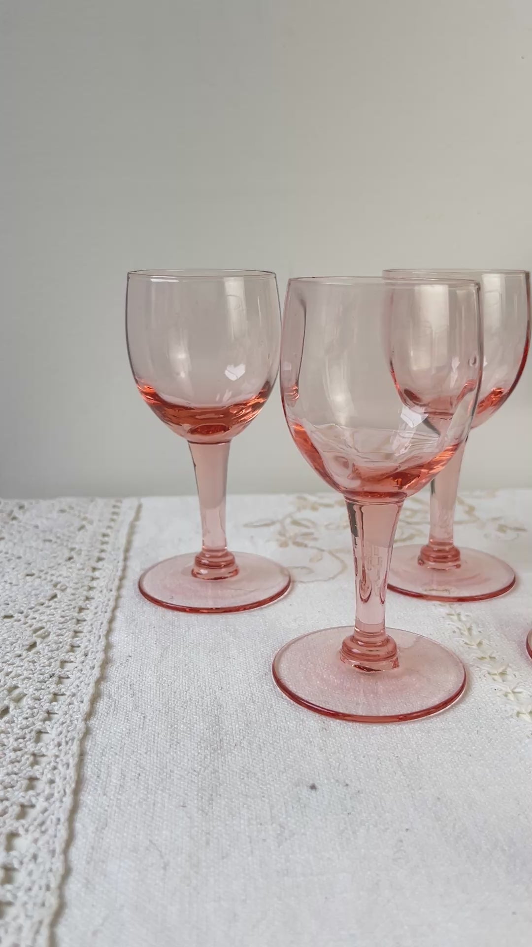 9 verres à vin blanc vintage en verre rose à facettes – Années 1950 – Élégance française