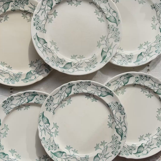 Lot de 6 assiettes plates anciennes en Terre de Fer, modèle 'Lilas' de la manufacture Longchamp – faïence blanche à décor floral bleu, France, fin XIXe siècle
