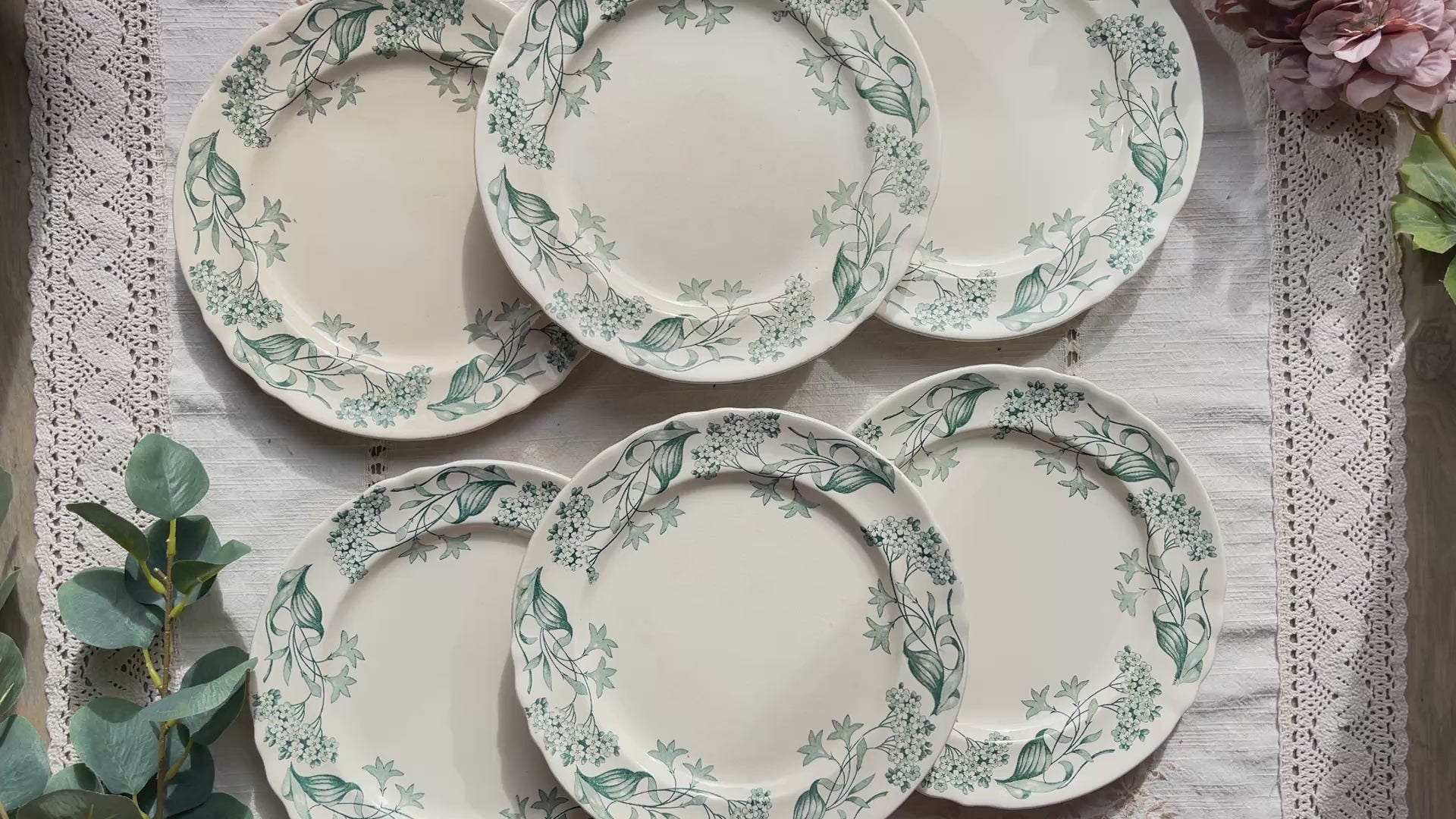 Lot de 6 assiettes plates anciennes en Terre de Fer, modèle 'Lilas' de la manufacture Longchamp – faïence blanche à décor floral bleu, France, fin XIXe siècle