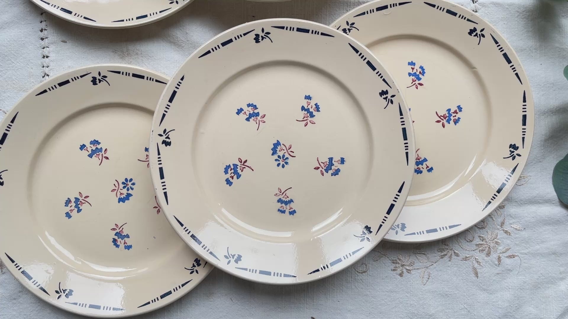 Lot de 6 assiettes plates en porcelaine vintage K&G Lunéville, modèle "Flore" des années 1950, décorées de petites fleurs bleues délicates.