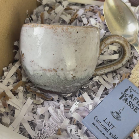 Box Mystère Vintage Carnet d’Artiste | Tasse grès Ancienne, Carnet vintage, Serviette brodée & Carte Personnalisable – Édition Limitée