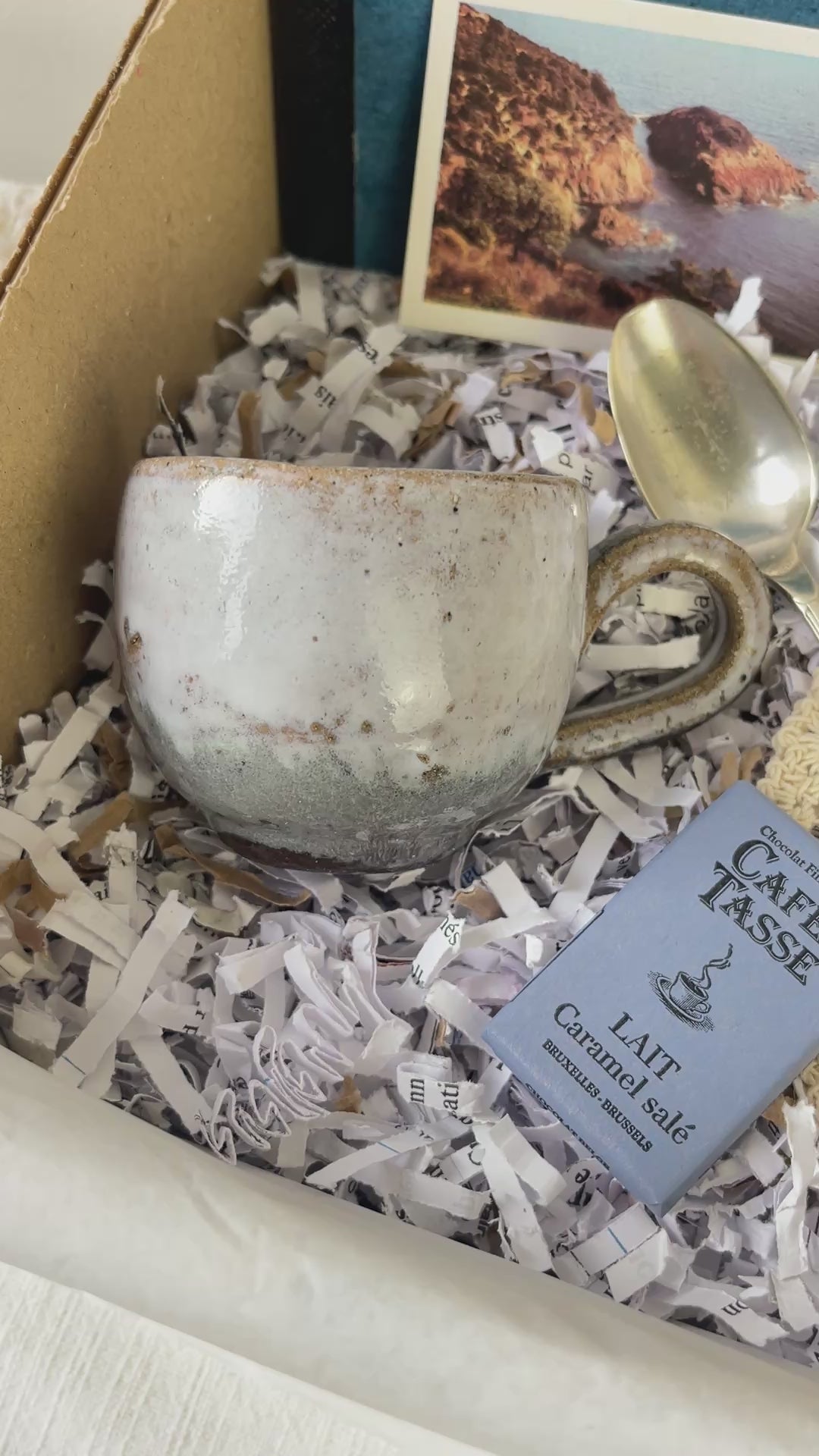 Box Mystère Vintage Carnet d’Artiste | Tasse grès Ancienne, Carnet vintage, Serviette brodée & Carte Personnalisable – Édition Limitée