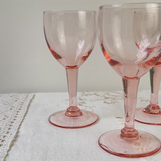 6 verres à vin rouge vintage en verre rose à facettes – Années 1950 – Élégance française