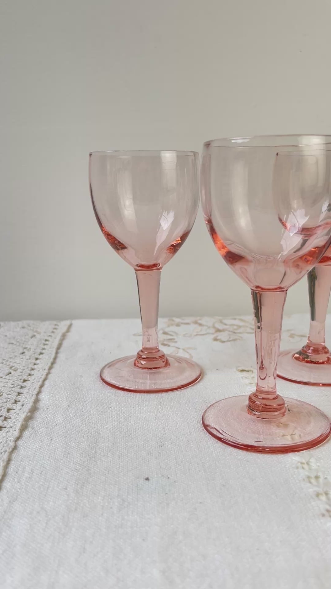 6 verres à vin rouge vintage en verre rose à facettes – Années 1950 – Élégance française