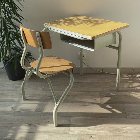 Bureau d’écolier vintage 1960 – Pupitre ancien en bois et métal vert d’eau - violn.fr