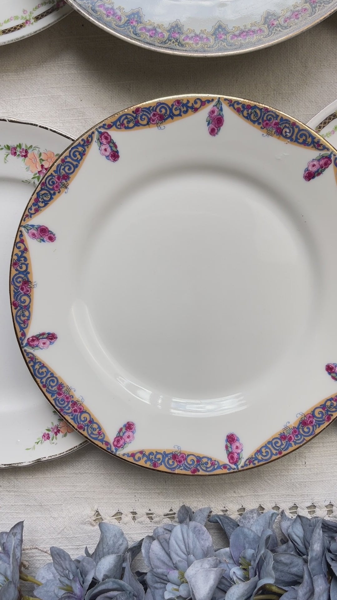 Lot de 6 petites assiettes dépareillées vintage en porcelaine française des années 1950 – assiettes à dessert Limoges, Moulin des Loups, frises colorées et dorure élégante – vaisselle ancienne chic
