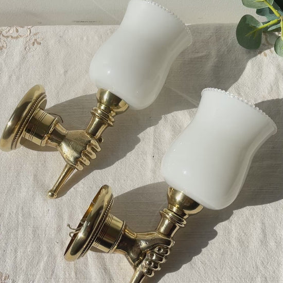 Paire d’appliques murales vintage en laiton, mains flambeau, attribuées à Maison Jansen, France, années 1960