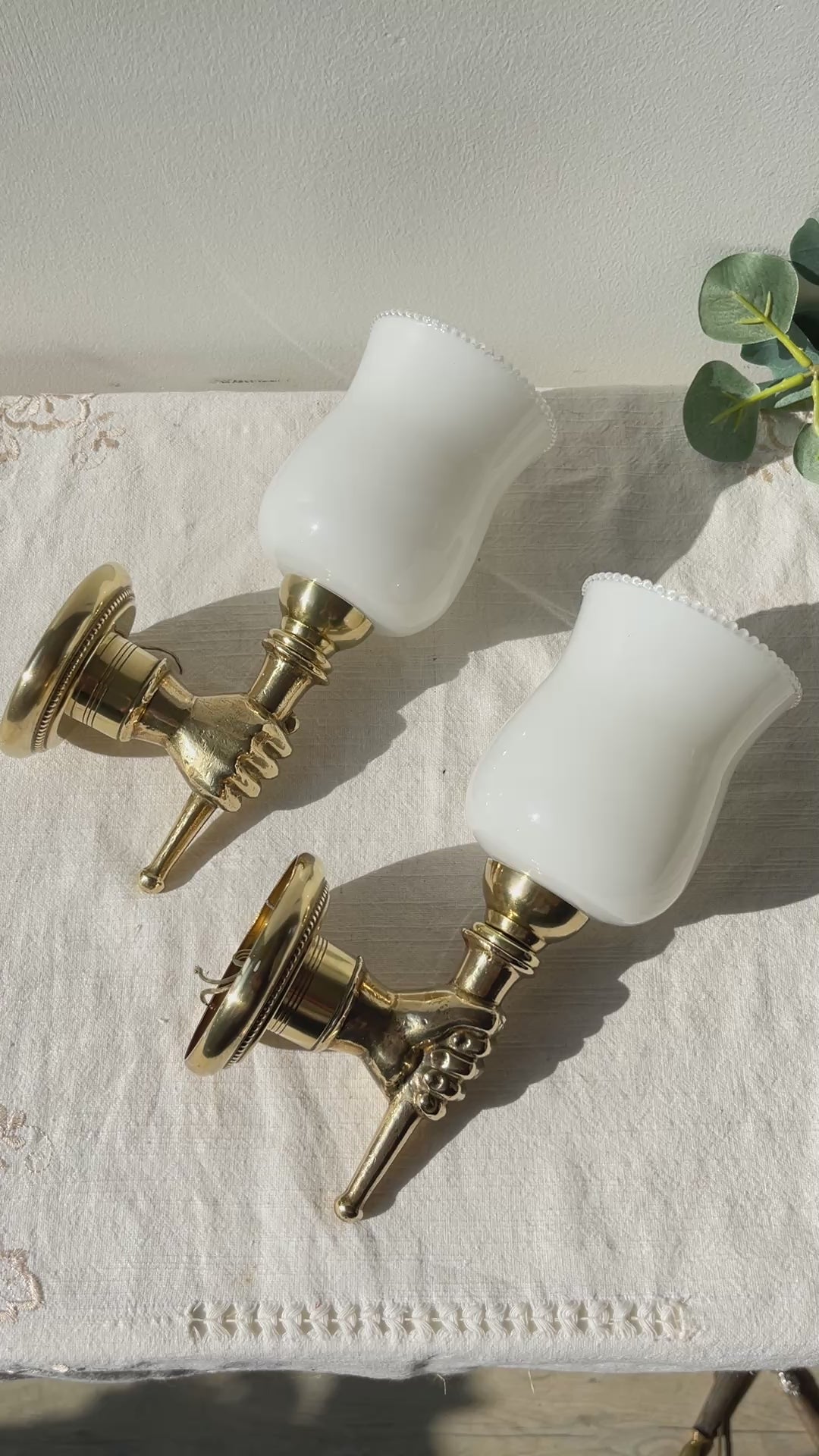 Paire d’appliques murales vintage en laiton, mains flambeau, attribuées à Maison Jansen, France, années 1960