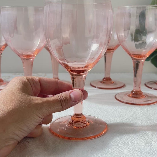 7 verres à eau vintage en verre rose à facettes – Années 1950 – Élégance française