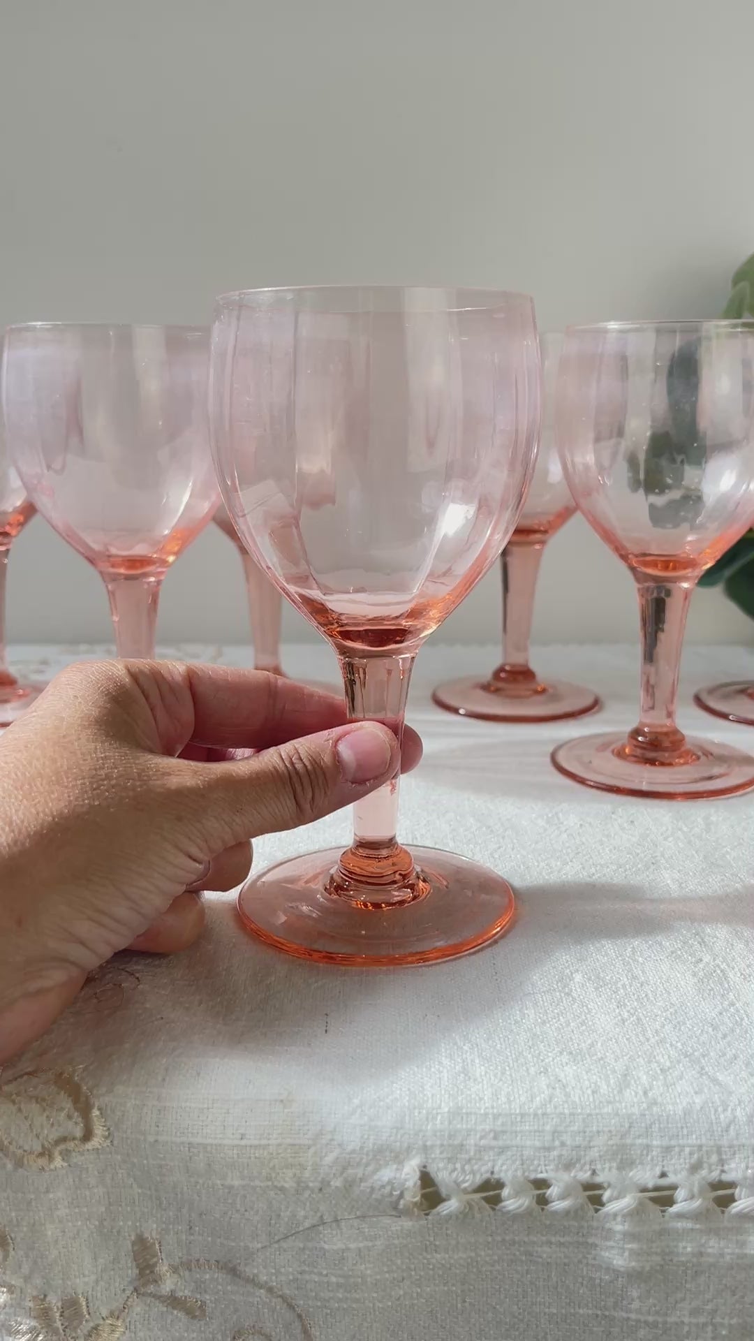 7 verres à eau vintage en verre rose à facettes – Années 1950 – Élégance française