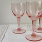 5 verres à vin rouge vintage en verre rose à facettes – Années 1950 – Élégance française