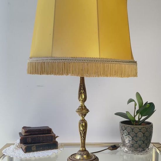 Lampe de style Louis XVI en bronze doré avec abat-jour jaune à franges – lampe ancienne élégante vintage