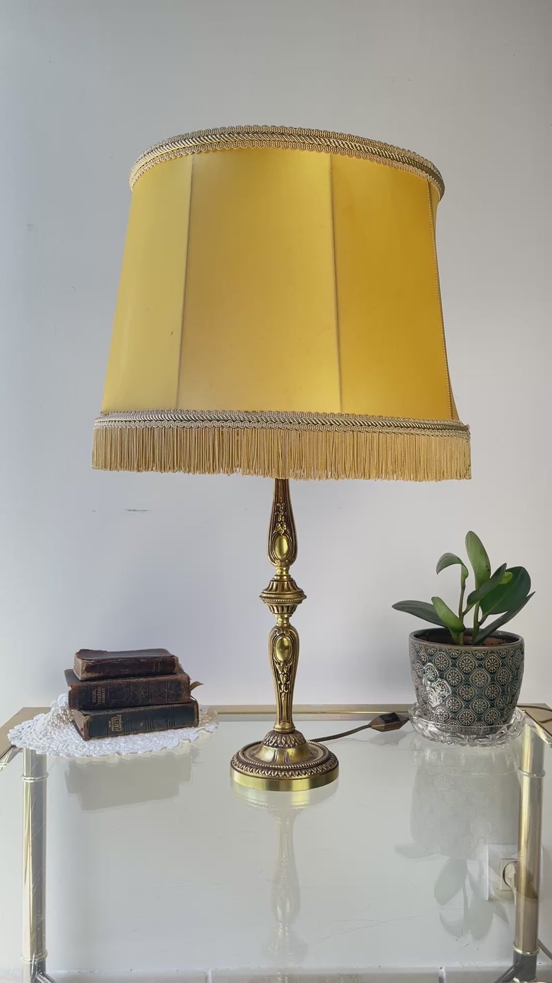 Lampe de style Louis XVI en bronze doré avec abat-jour jaune à franges – lampe ancienne élégante vintage