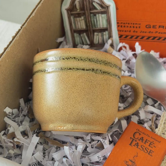 Box Mystère Vintage Ecole Buissonnière | Tasse Ancienne, Cahier brouillon vintage, Serviette brodée & Carte Personnalisable – Édition Limitée