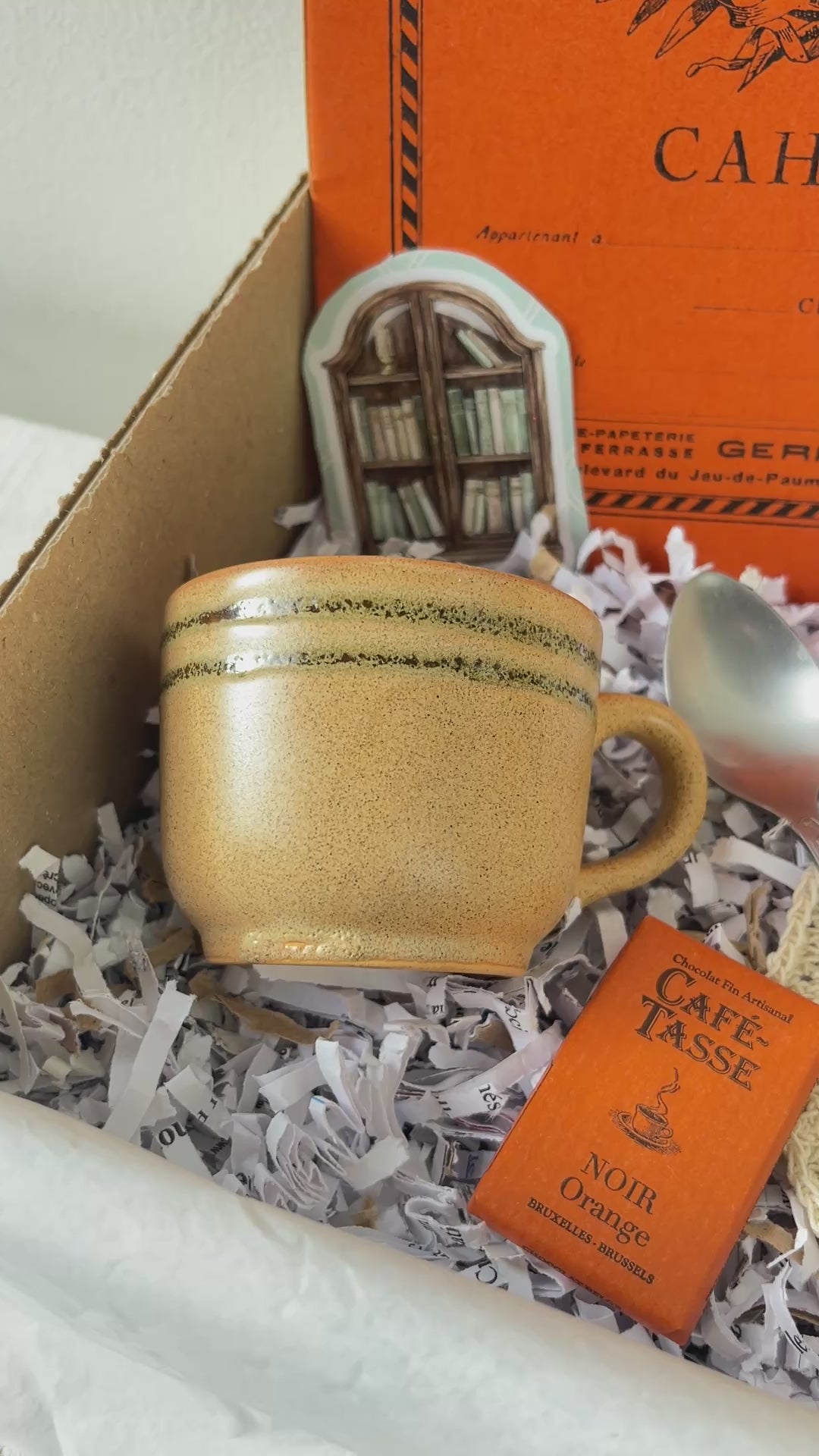 Box Mystère Vintage Ecole Buissonnière | Tasse Ancienne, Cahier brouillon vintage, Serviette brodée & Carte Personnalisable – Édition Limitée