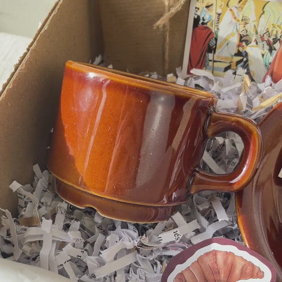 Box Mystère Vintage – Chocolat Chaud Bistrot Parisien | Tasse Ancienne, Livre mystère, Serviette & Carte Personnalisable – Édition Limitée