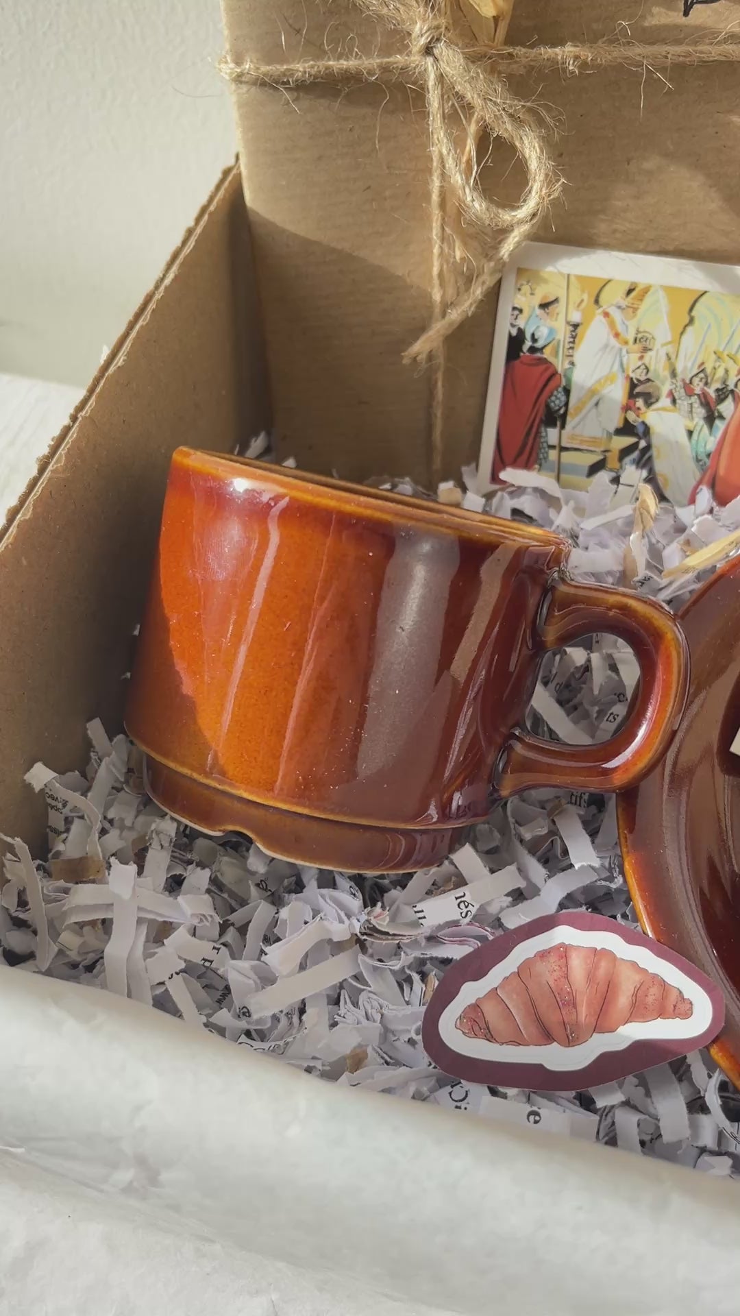 Box Mystère Vintage – Chocolat Chaud Bistrot Parisien | Tasse Ancienne, Livre mystère, Serviette & Carte Personnalisable – Édition Limitée