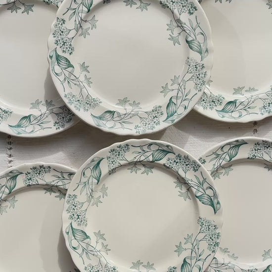 Lot de 6 assiettes plates anciennes en Terre de Fer, modèle 'Lilas' de la manufacture Longchamp – faïence blanche à décor floral bleu, France, fin XIXe siècle