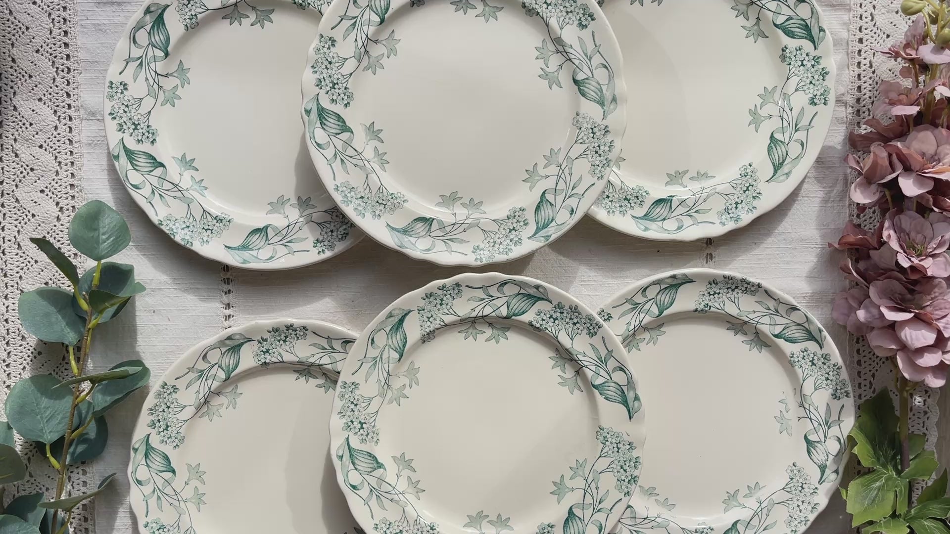 Lot de 6 assiettes plates anciennes en Terre de Fer, modèle 'Lilas' de la manufacture Longchamp – faïence blanche à décor floral bleu, France, fin XIXe siècle