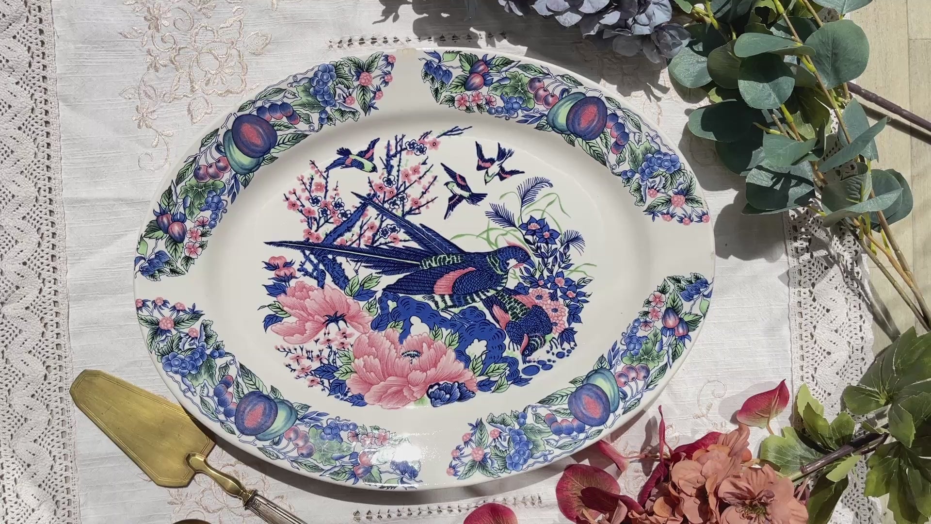 Grand plat ovale ancien en faïence italienne Stoviglierie – motif oiseaux et fleurs bleu, vert, rose