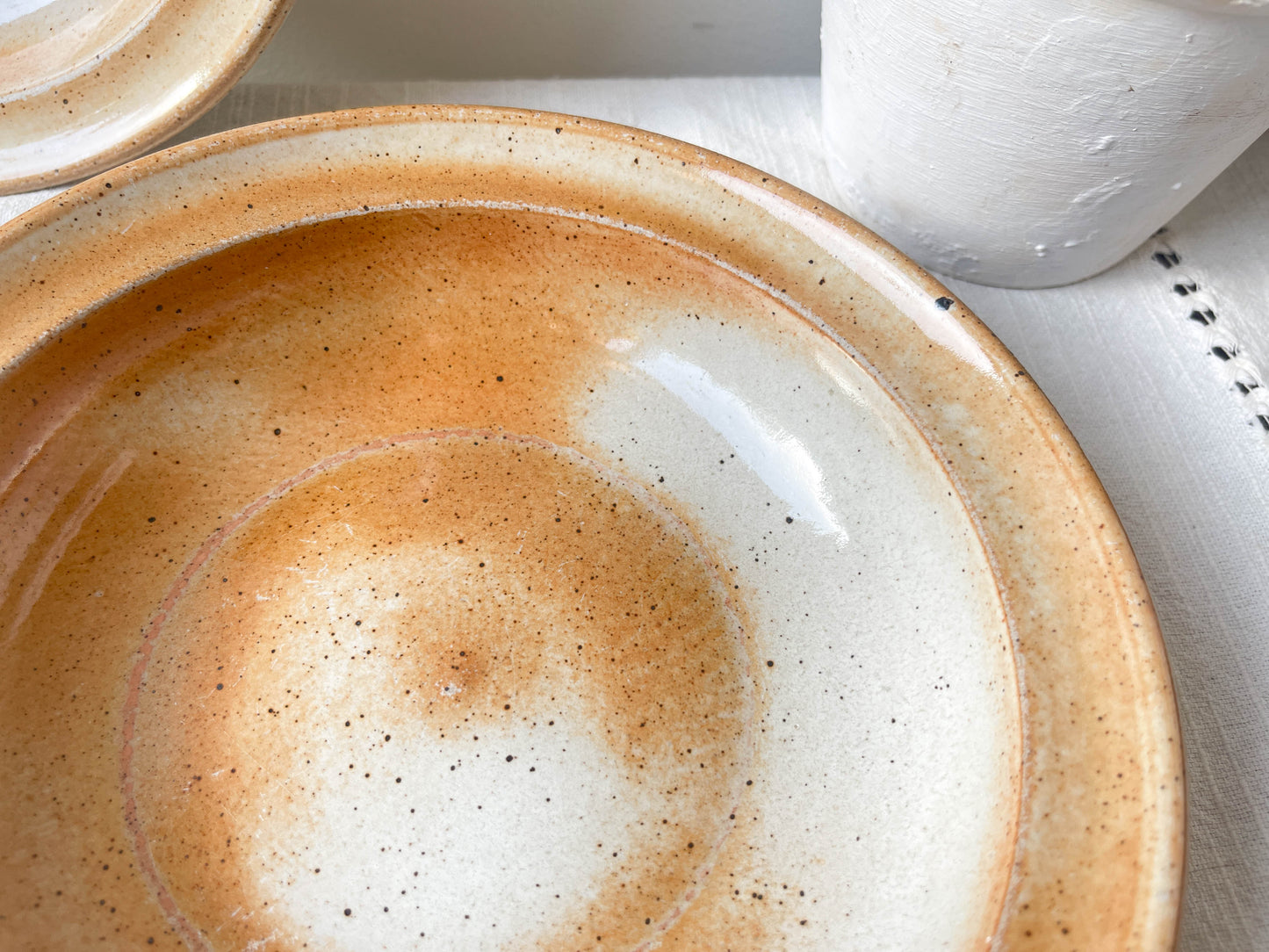 Assiettes creuses et soupière mouchetées en Grès du Marais France vintage