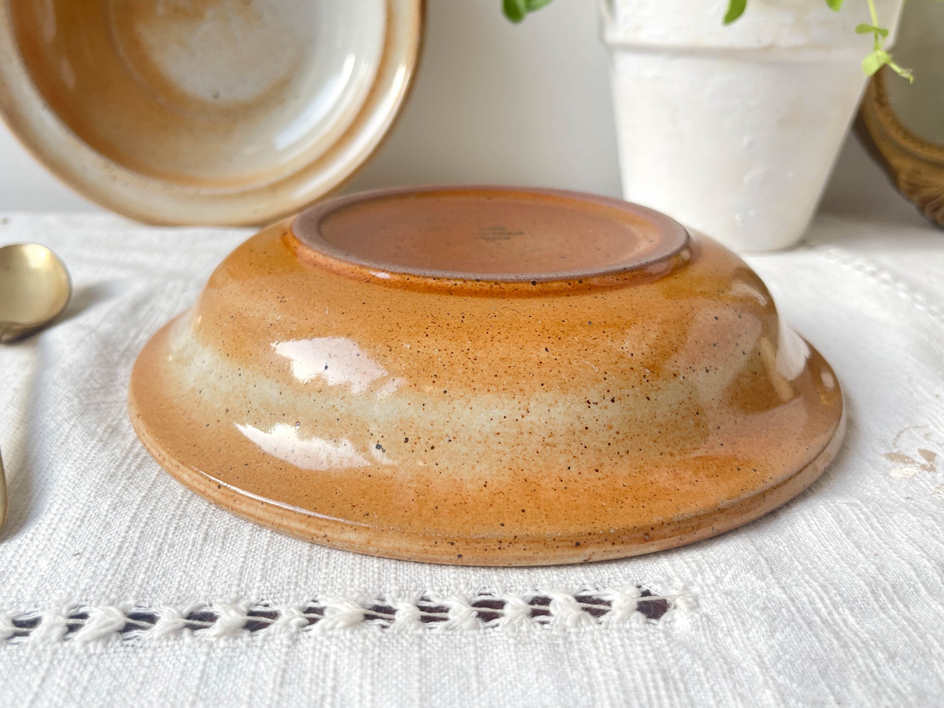 Assiettes creuses et soupière mouchetées en Grès du Marais France vintage