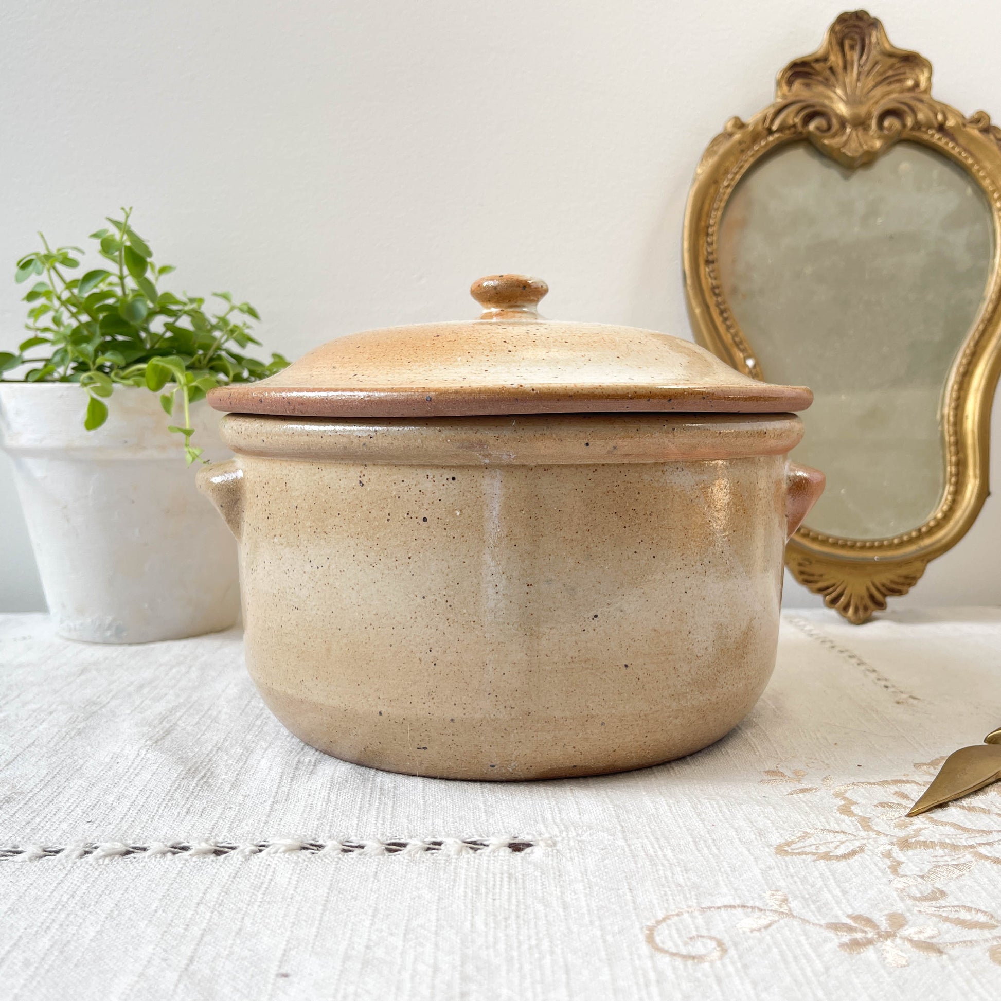 Assiettes creuses et soupière mouchetées en Grès du Marais France vintage