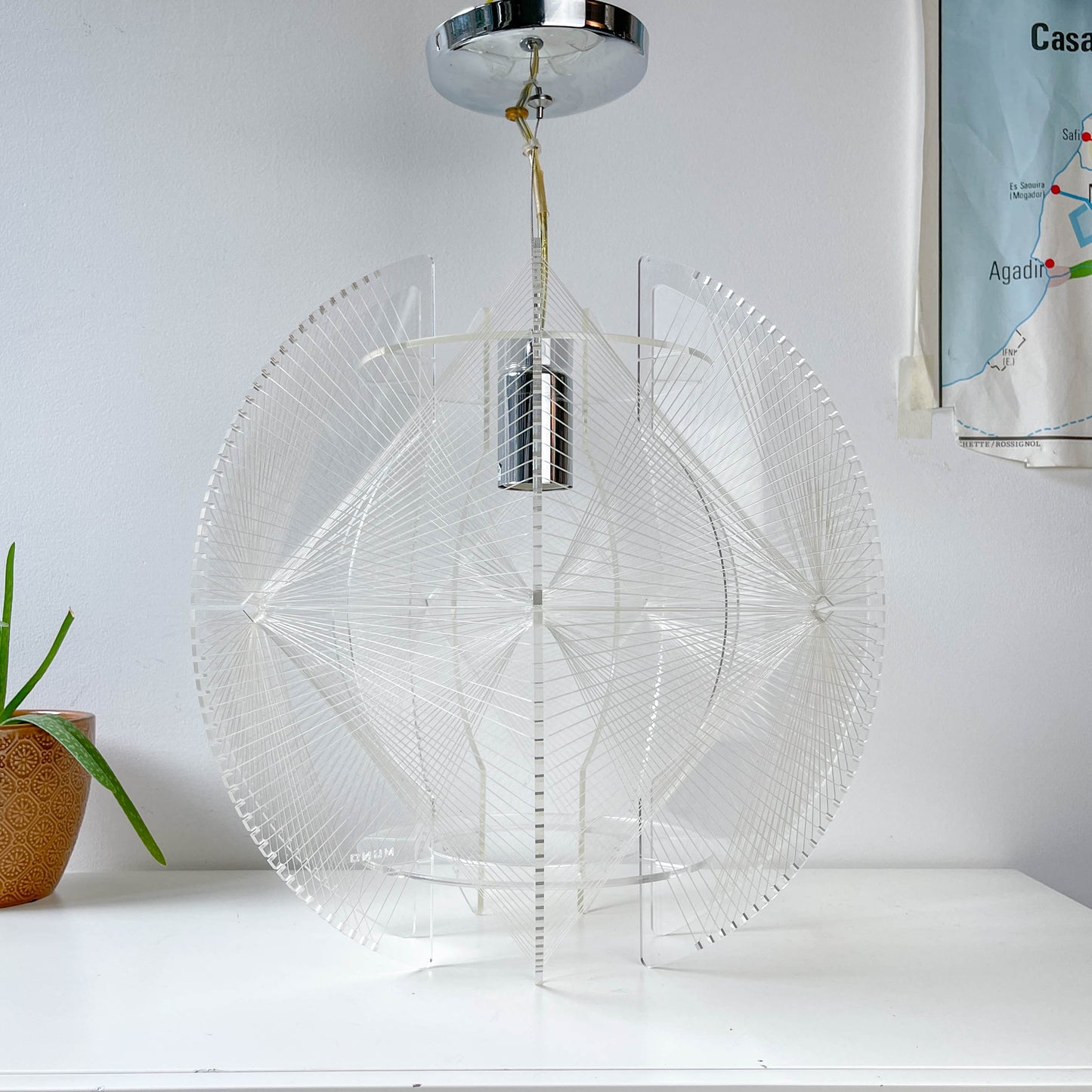 Suspension géométrique en acrylique et nylon – Lustre design