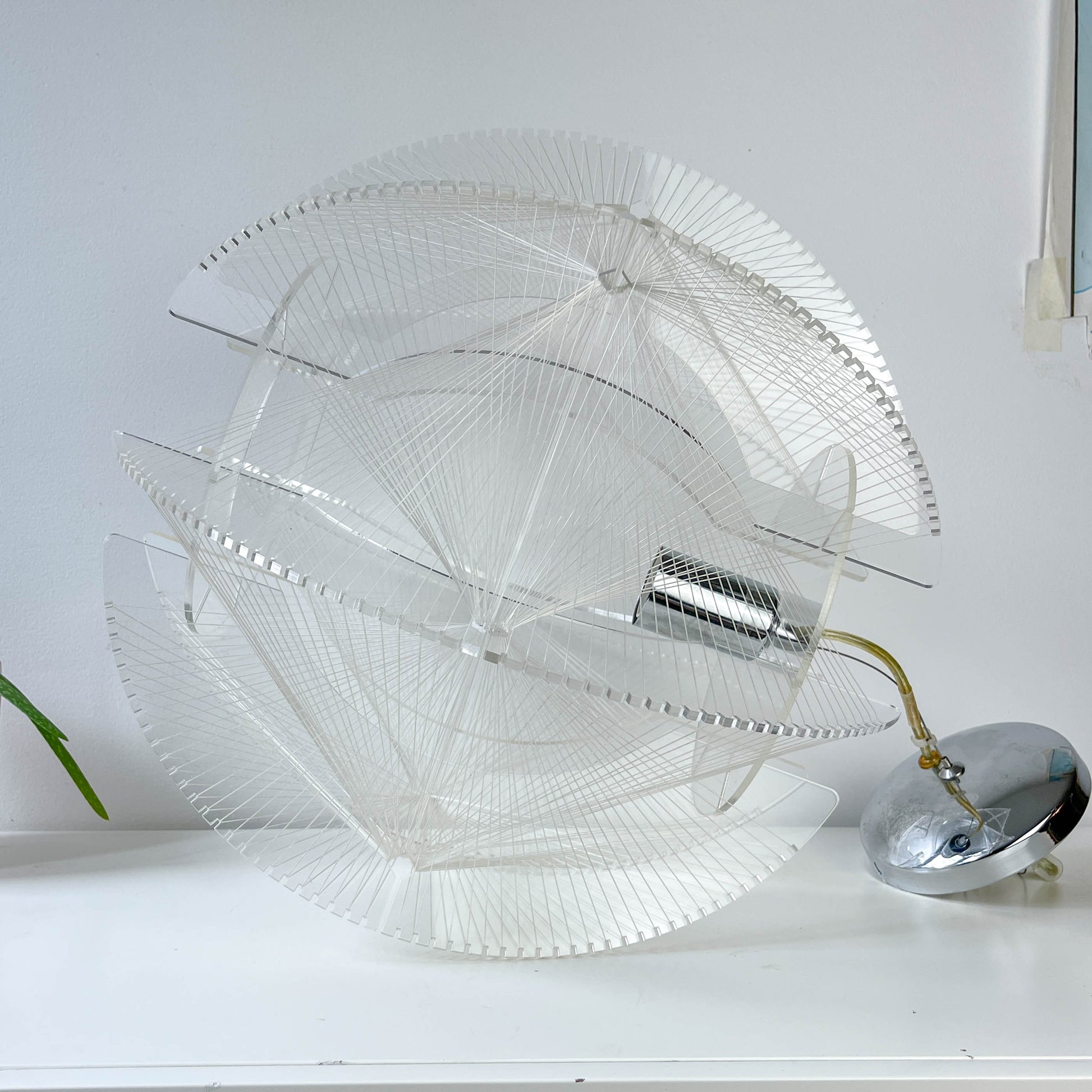 Suspension géométrique en acrylique et nylon – Lustre design