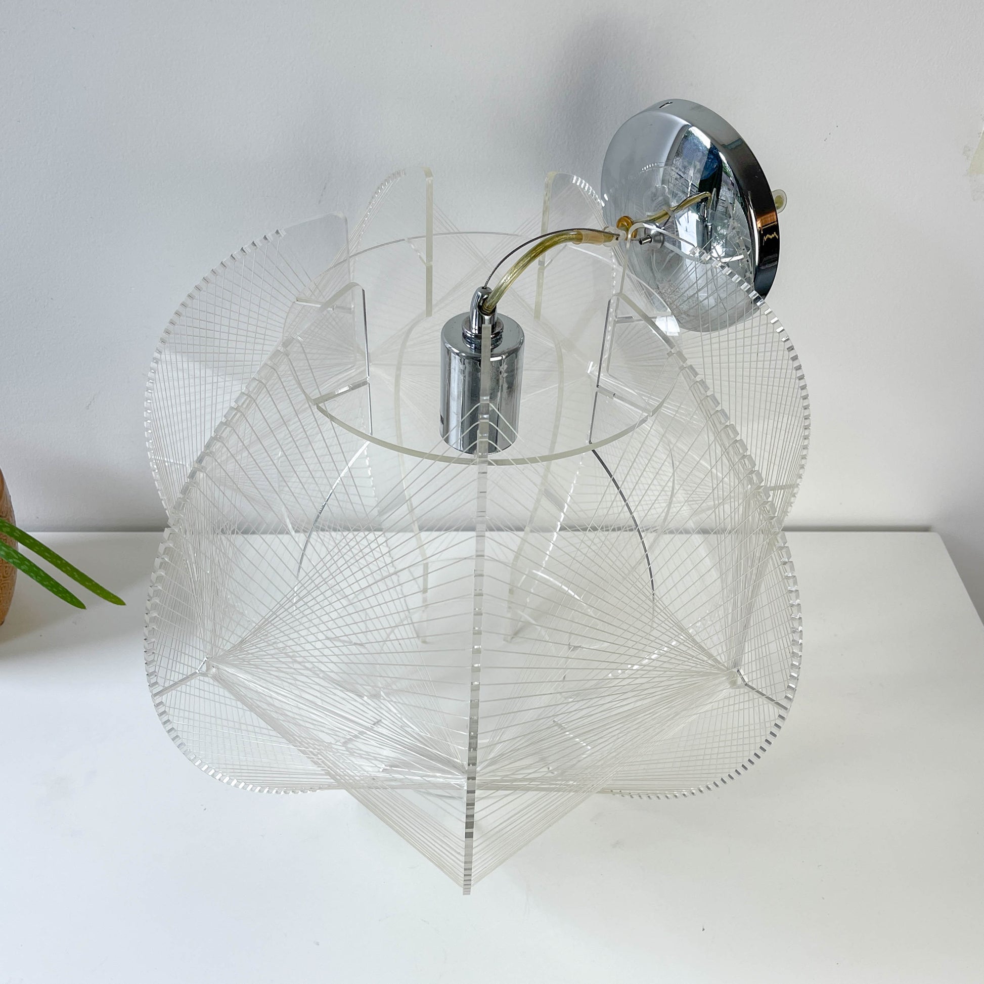 Suspension géométrique en acrylique et nylon – Lustre design
