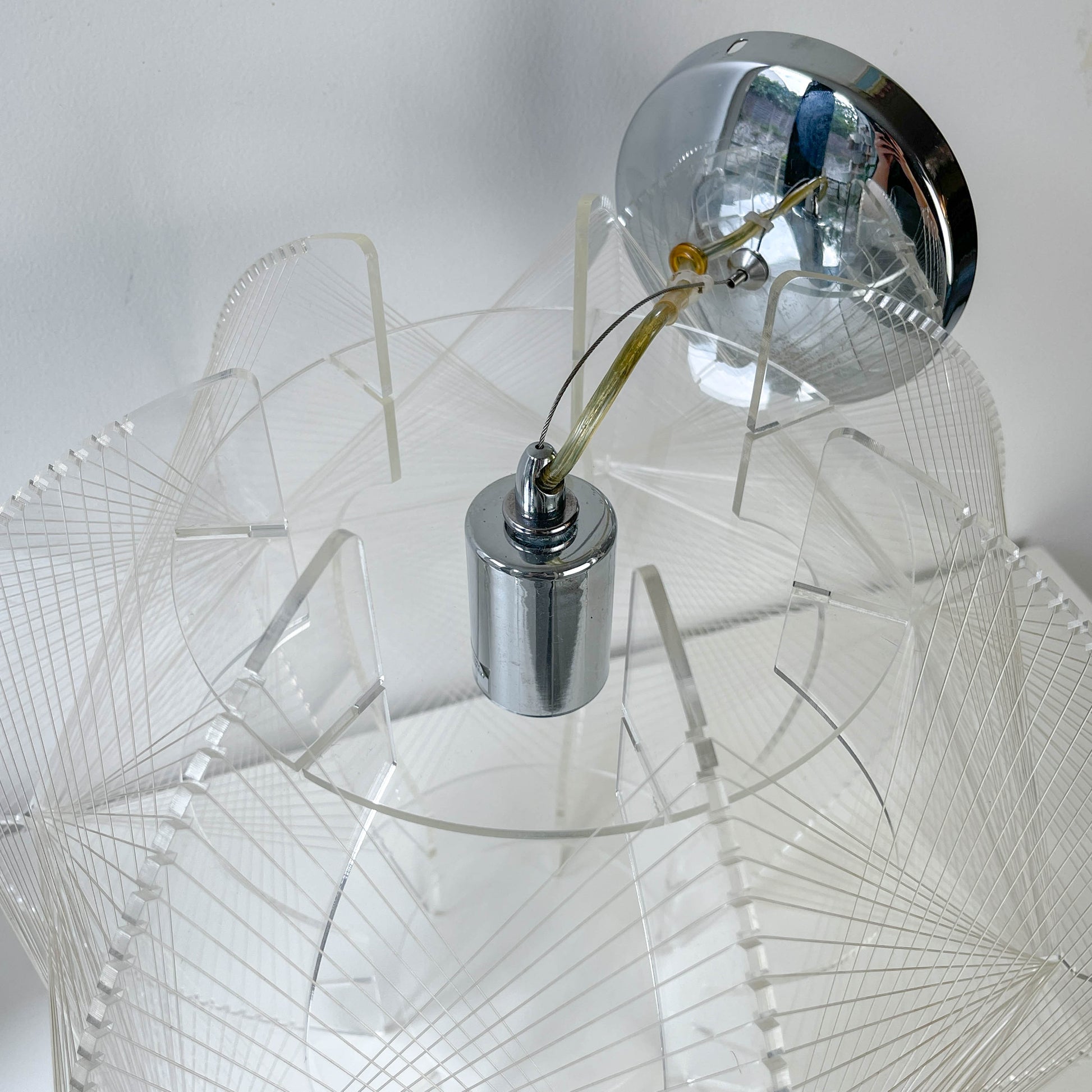 Suspension géométrique en acrylique et nylon – Lustre design