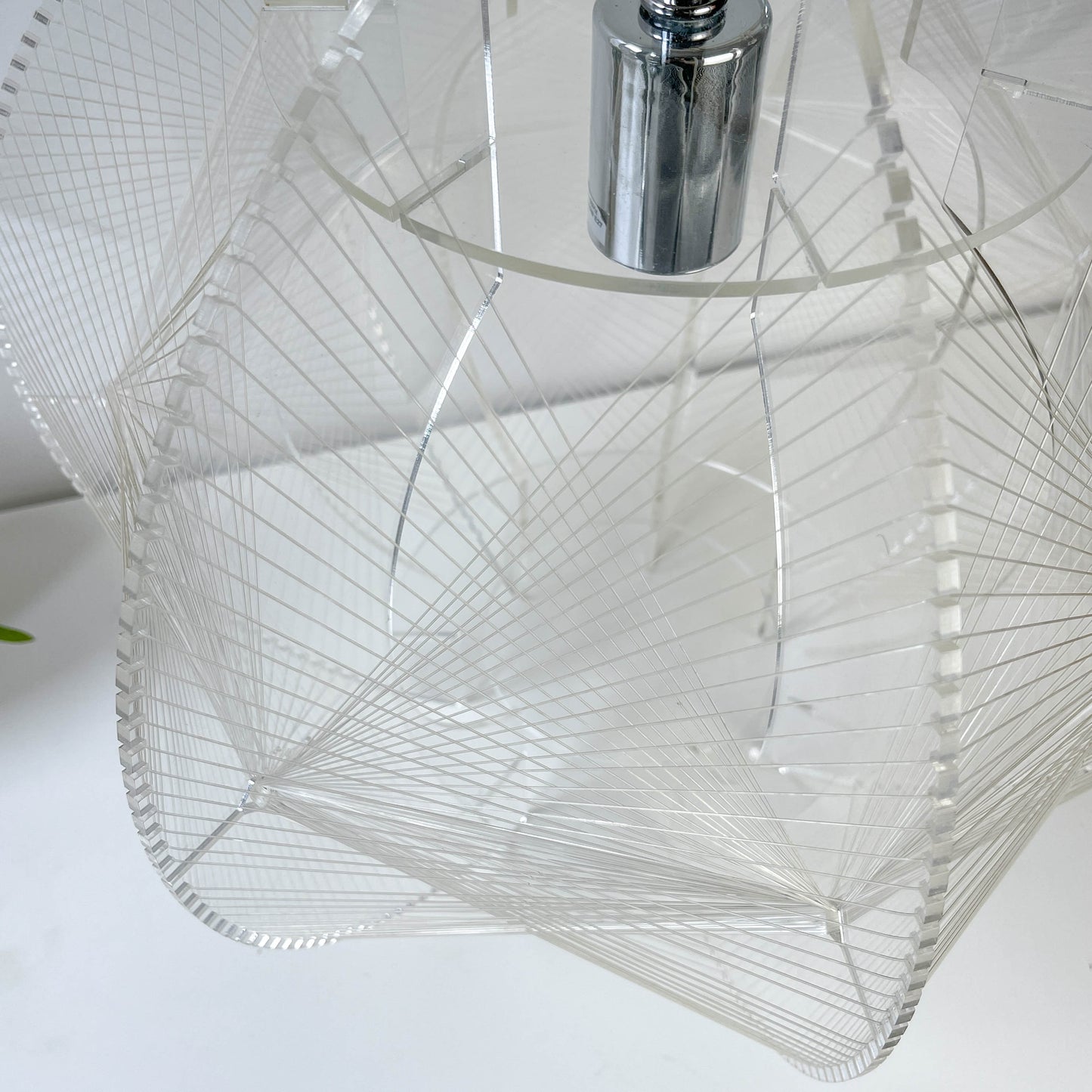 Suspension géométrique en acrylique et nylon – Lustre design