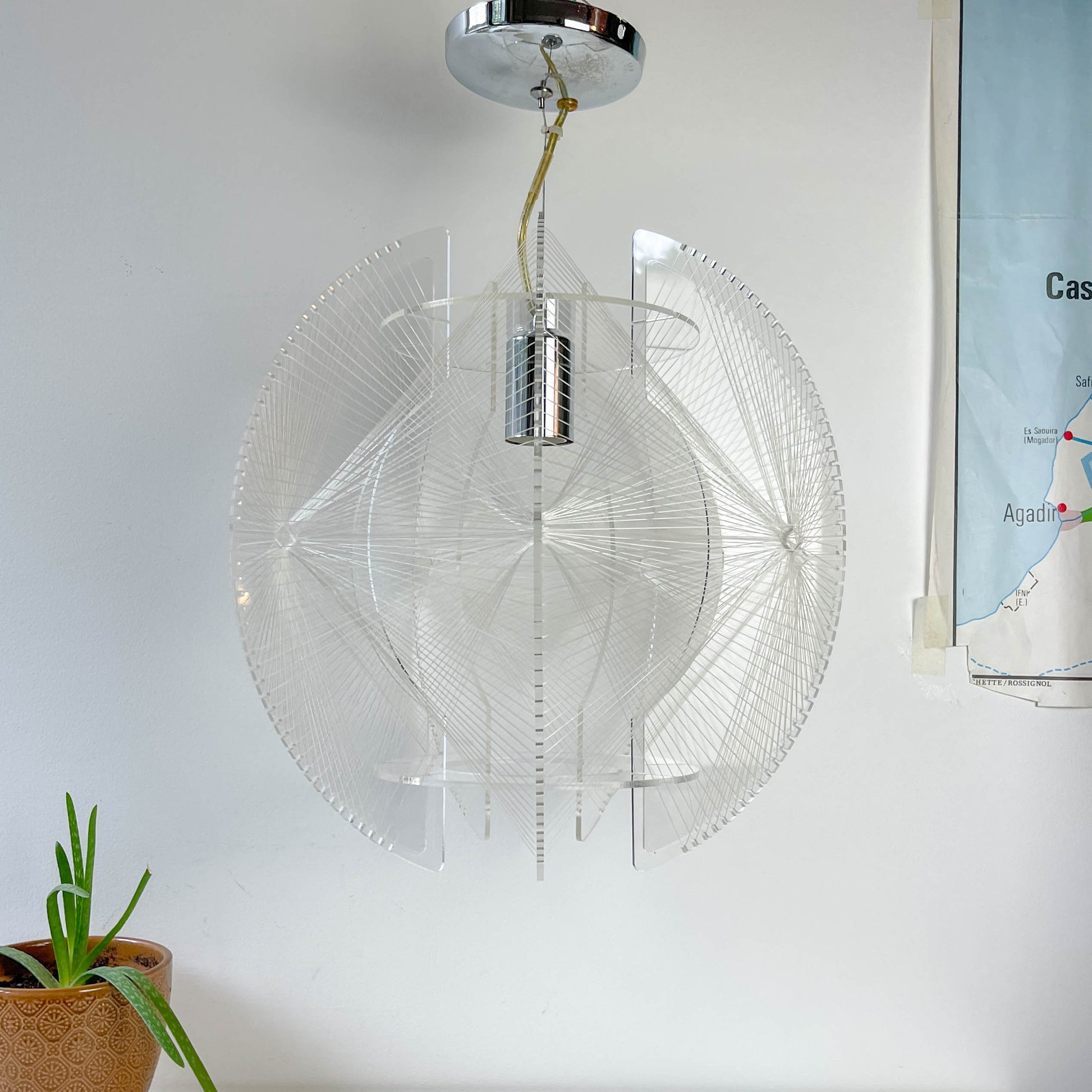 Suspension géométrique en acrylique et nylon – Lustre design