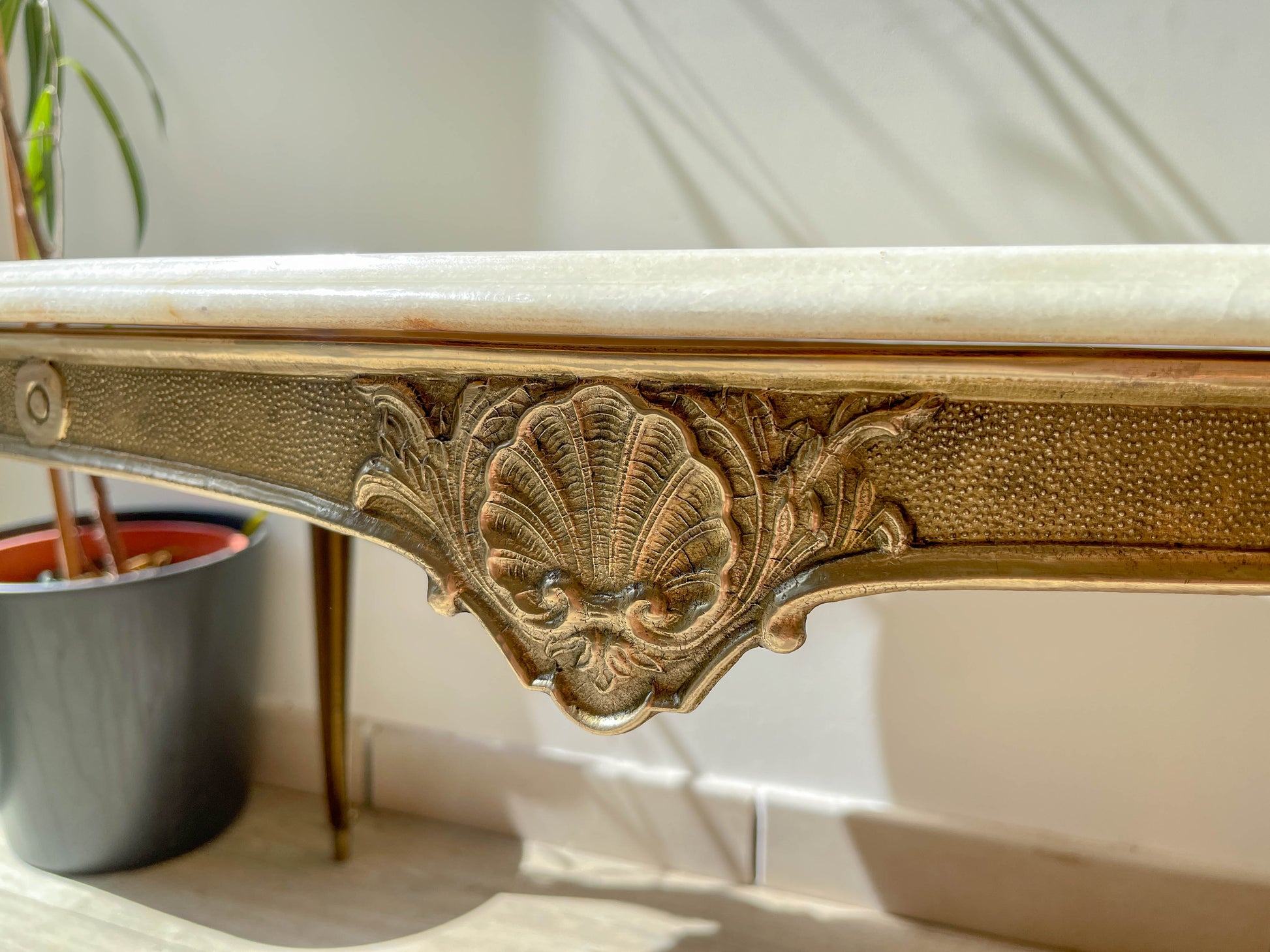 Table basse vintage ovale avec plateau en marbre blanc et pieds en bronze patiné, style chic et rétro pour salon.