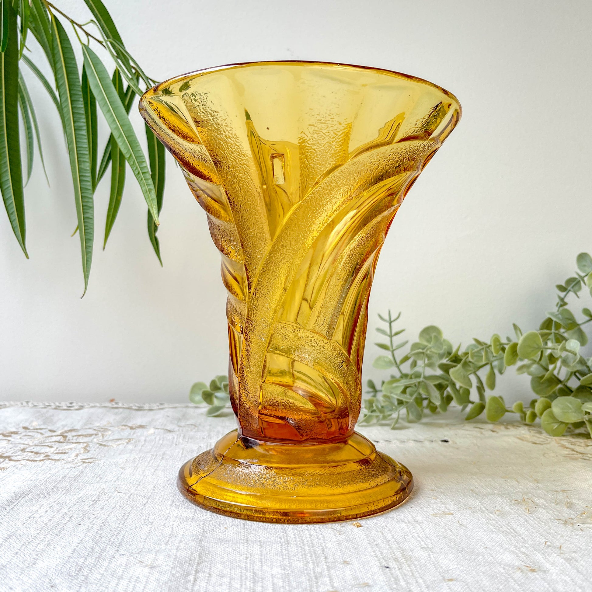 Vase vintage en verre ambre