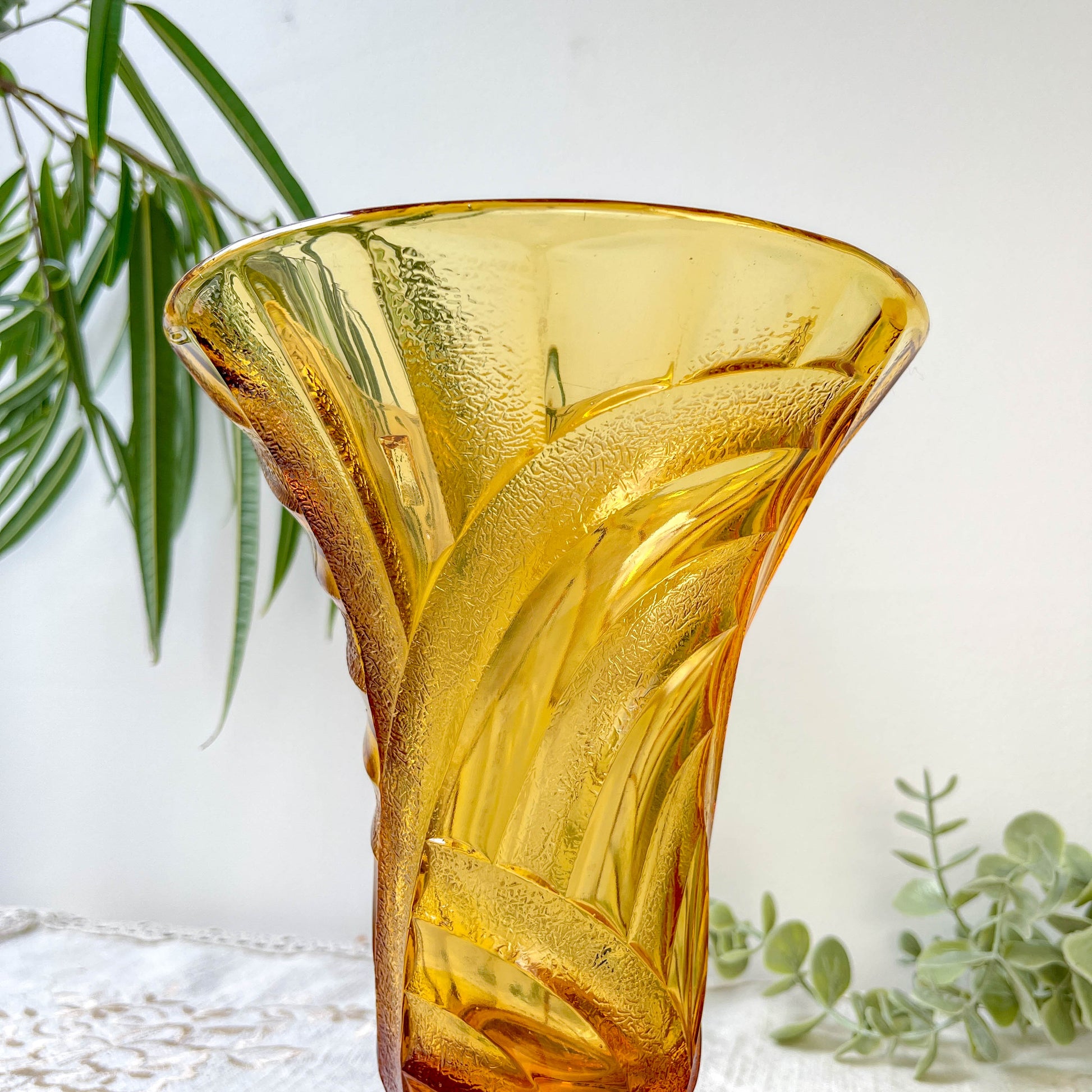 Vase vintage en verre ambre