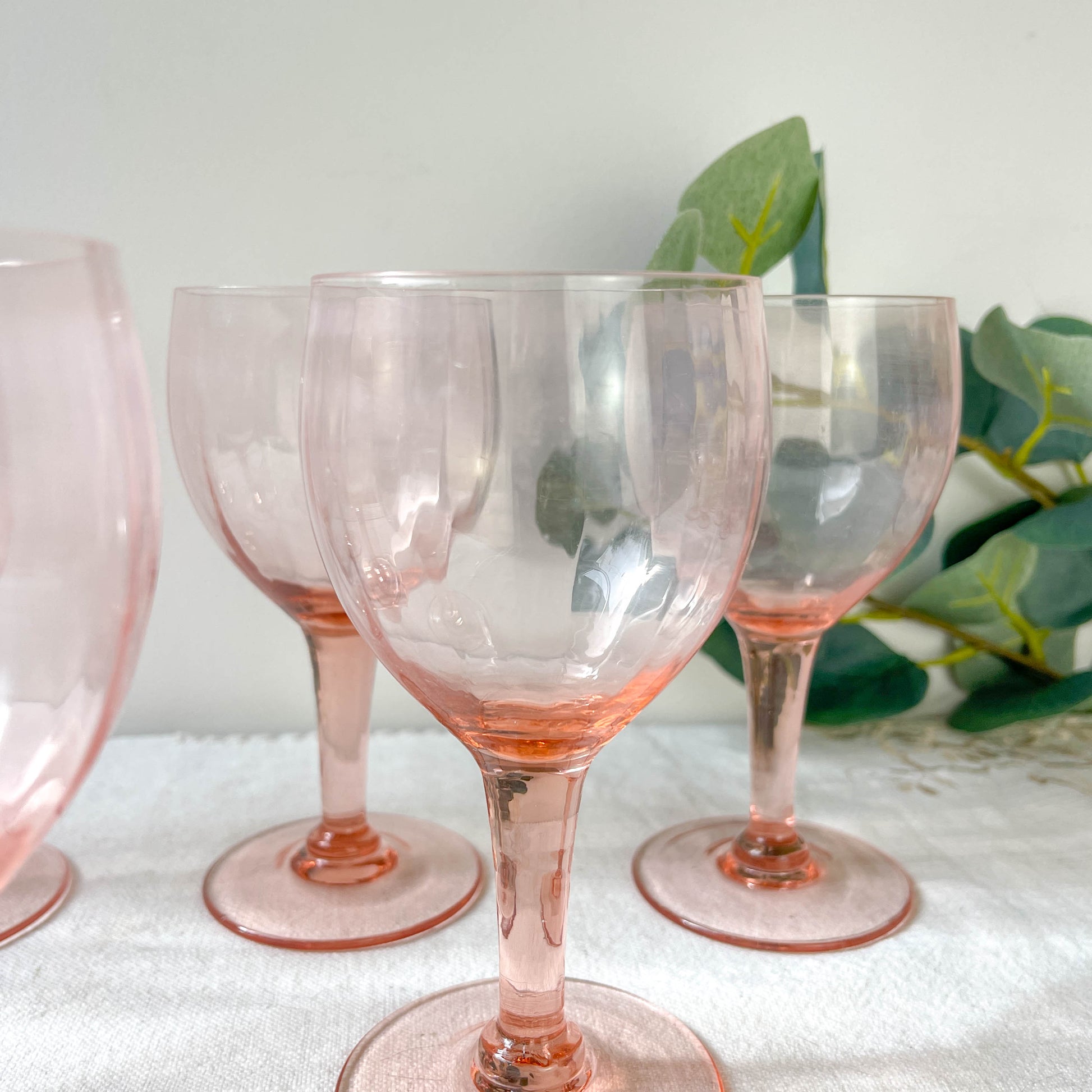 7 verres à eau vintage en verre rose à facettes – Années 1950 – Élégance française