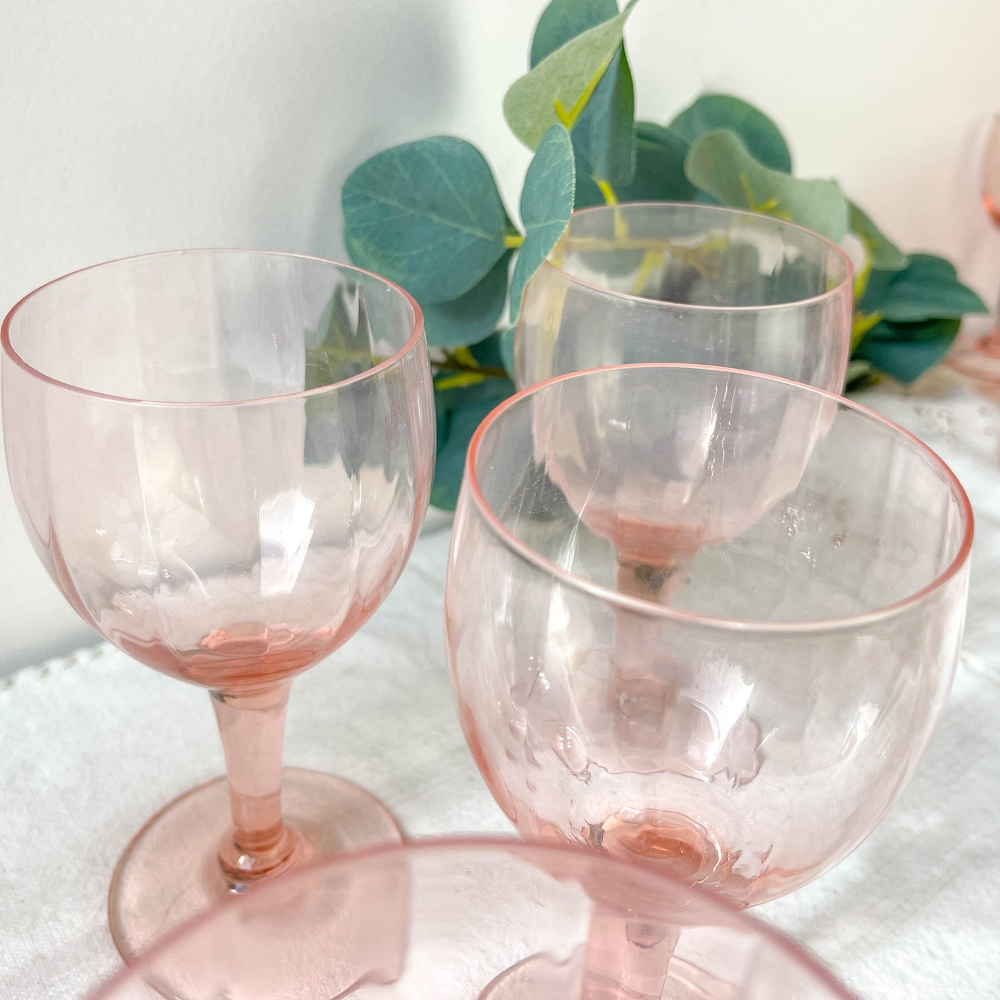 7 verres à eau vintage en verre rose à facettes – Années 1950 – Élégance française