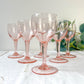 6 verres à vin rouge vintage en verre rose à facettes – Années 1950 – Élégance française