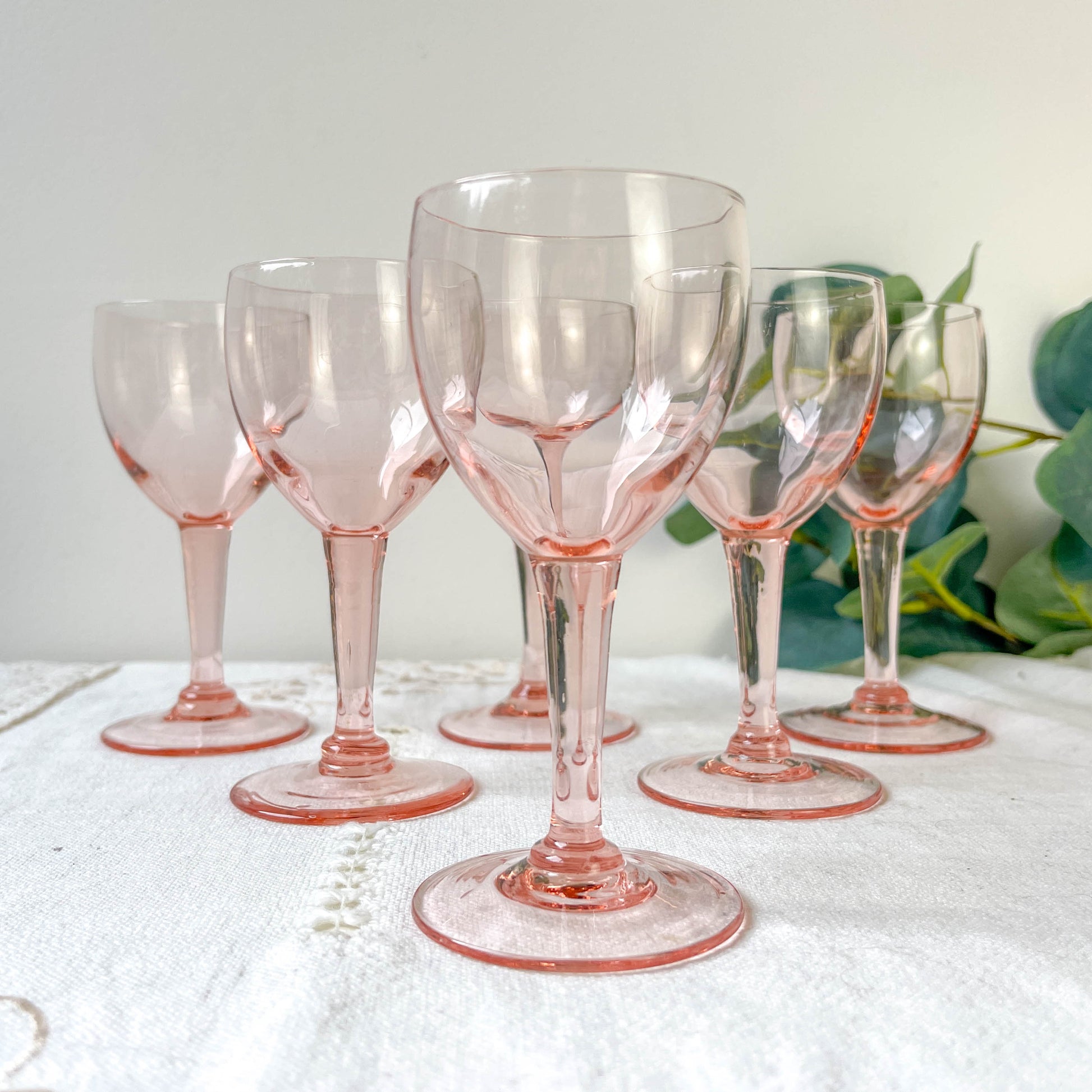6 verres à vin rouge vintage en verre rose à facettes – Années 1950 – Élégance française