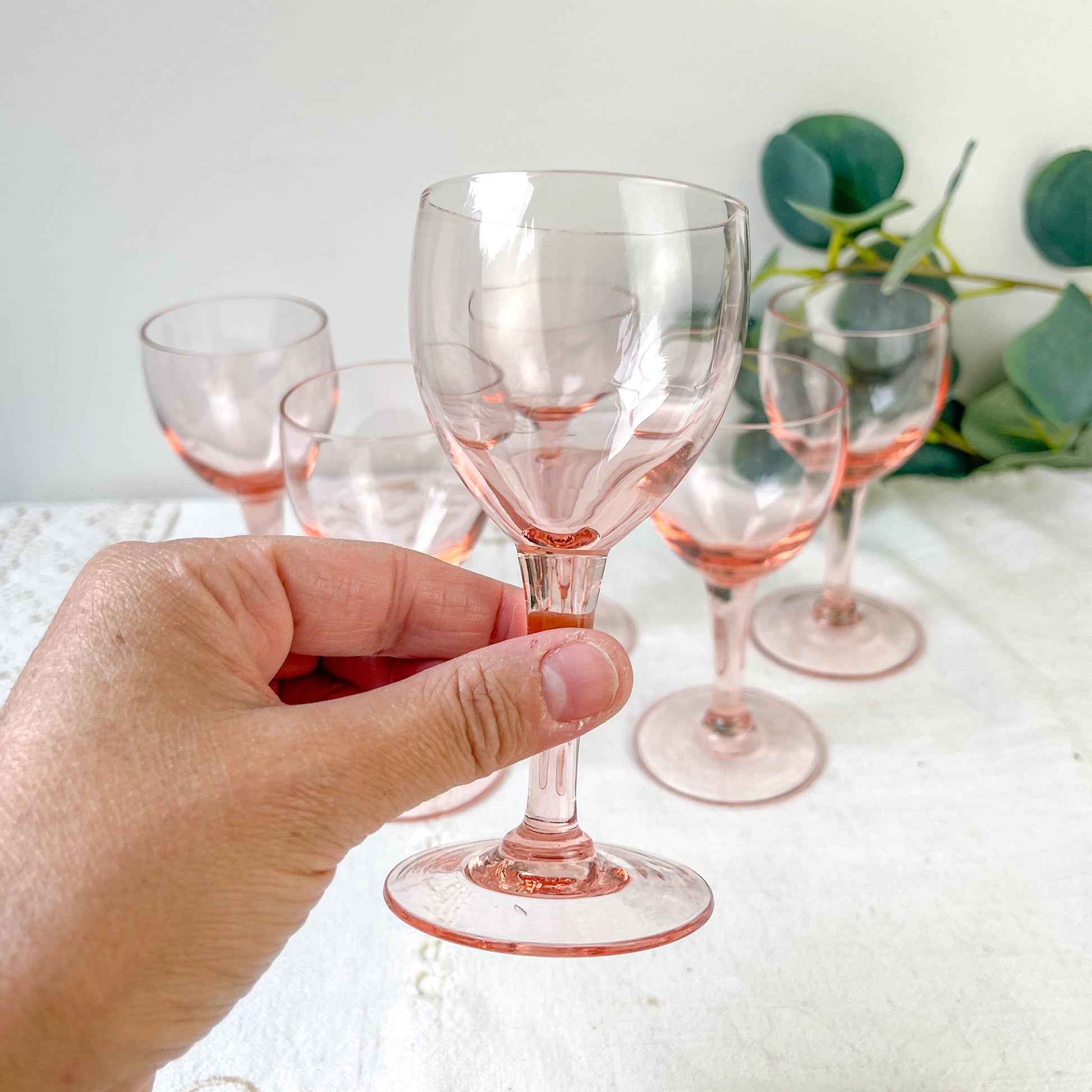 6 verres à vin rouge vintage en verre rose à facettes – Années 1950 – Élégance française